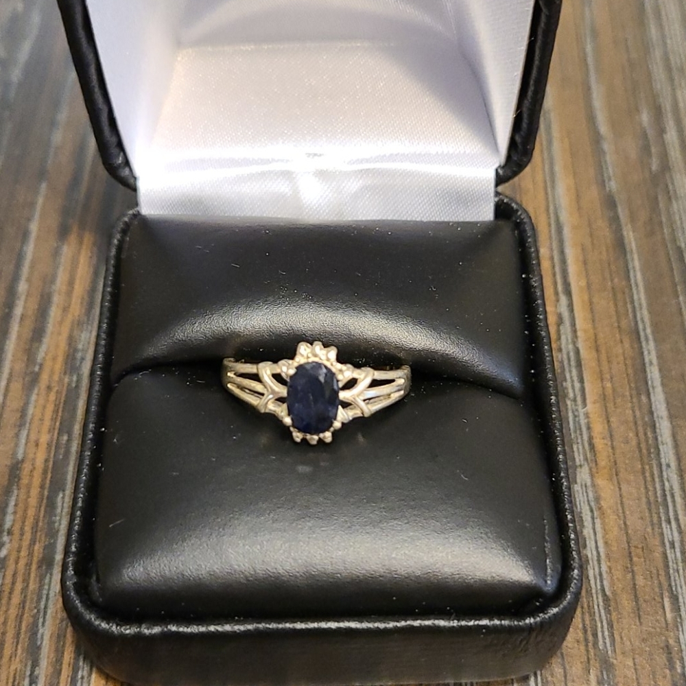 Avon vintage onyx and sterling ring SZ6.